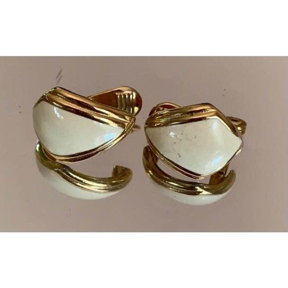 Vintage Monet cream enamel paint & gold clip on earrings - Picture 1 of 4